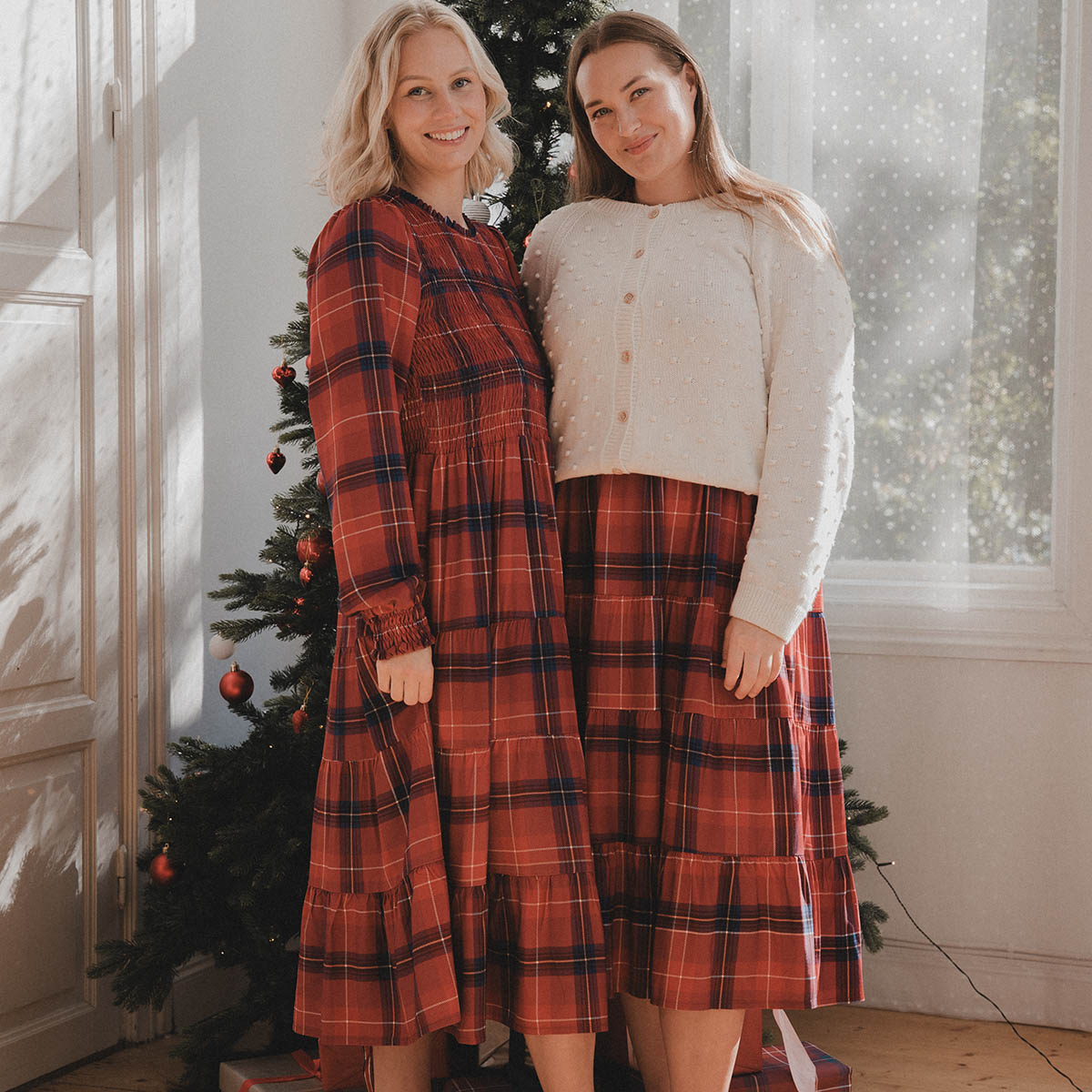 Kaarina-mekko Ristikko, tummanpunainen